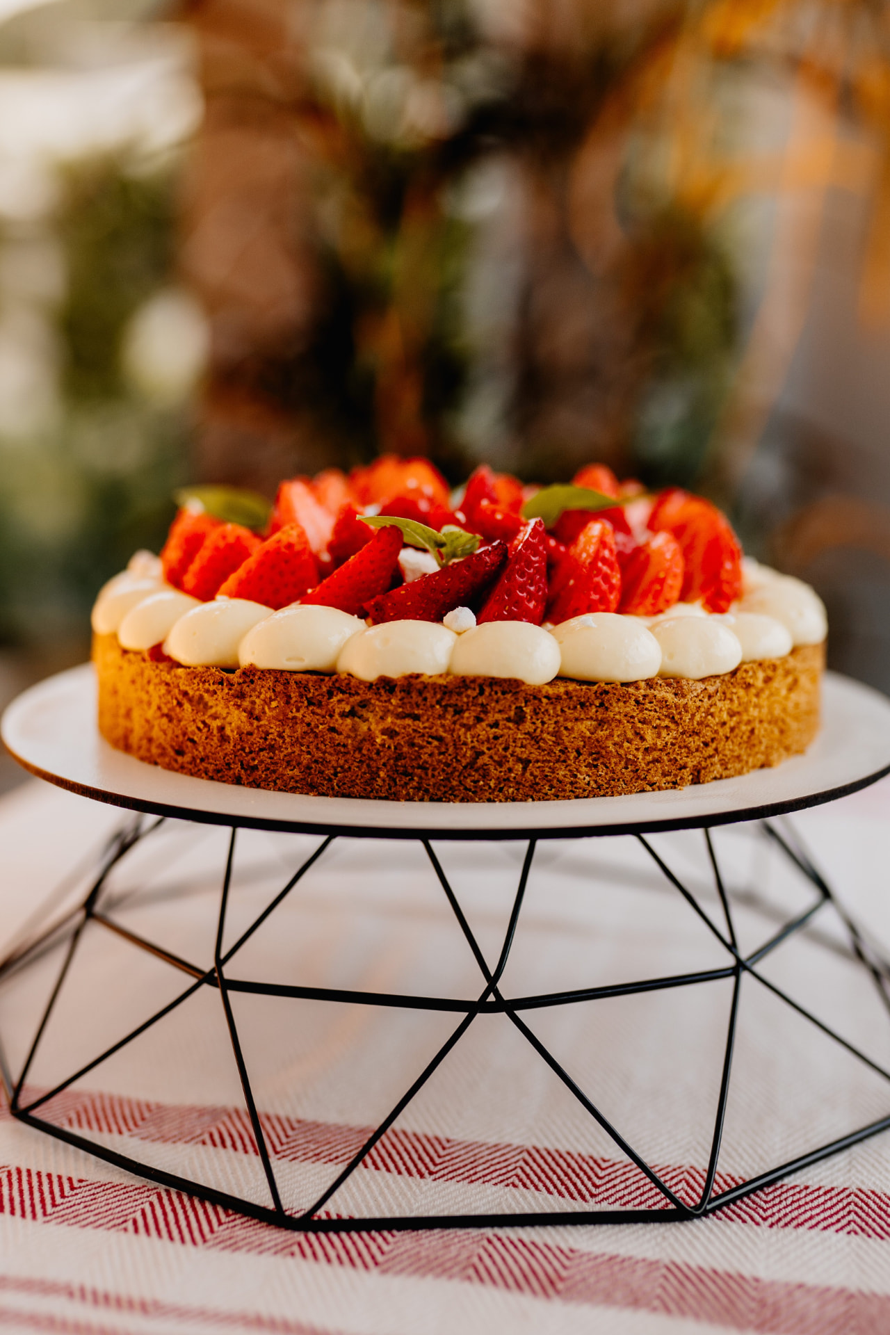 Bolo francês com creme e morangos frescos